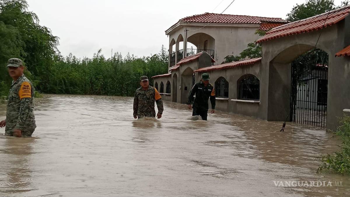 $!Personal del Ejército Mexicano participó en recorridos por zonas afectadas para evaluar daños y brindar apoyo a la población.