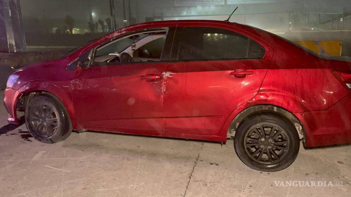 $!Elementos de Tránsito Municipal acudieron al sitio para tomar conocimiento de los hechos y coordinar el retiro de la unidad con apoyo de una grúa.