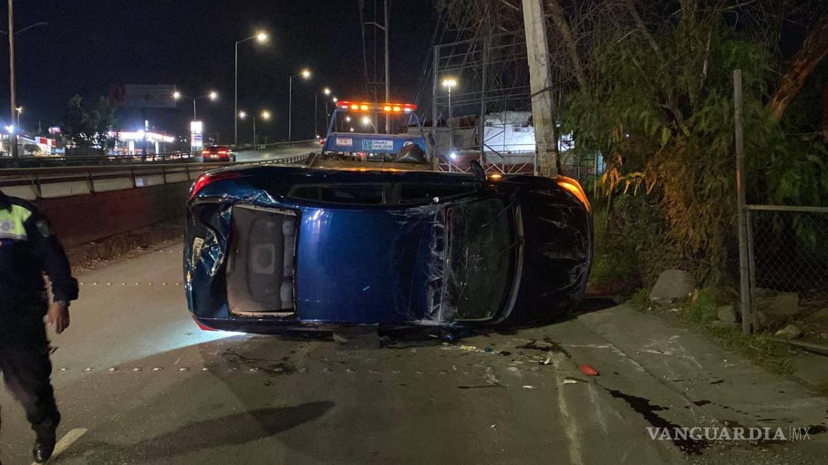 $!El percance ocurrió a la altura de la colonia Villa Universidad, donde el conductor perdió el control del volante y terminó protagonizando una aparatosa volcadura durante la noche.