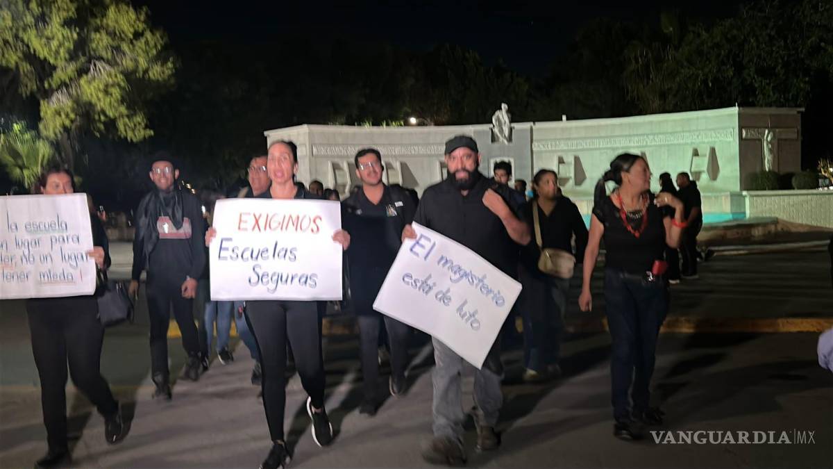 $!Los docentes recorrieron las calles de Torreón hasta llegar a la Plaza Mayor.