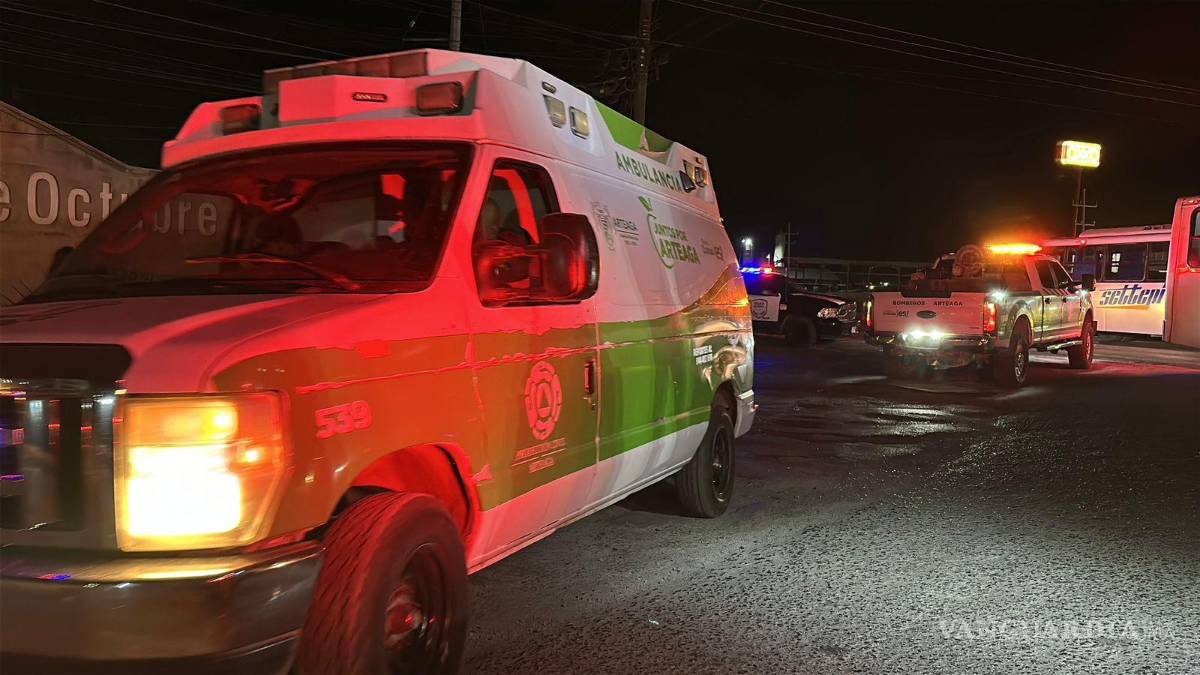 $!Elementos de la Policía Estatal acordonaron y abanderaron el crucero para prevenir otro accidente durante las maniobras.