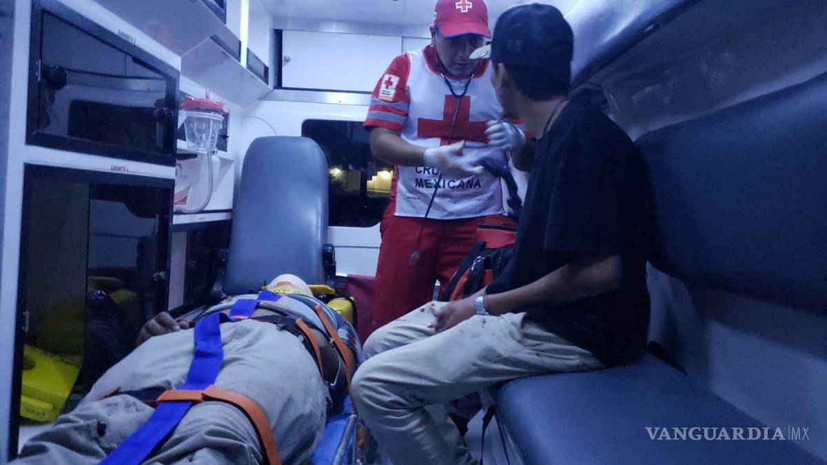 $!Se dijo que los conductores de las motos jugaban “quemando llanta”.