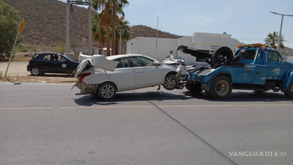 $!El vehículo terminó en pérdida total tras impactarse contra un muro y un poste en una curva peligrosa de la Parras-Paila.