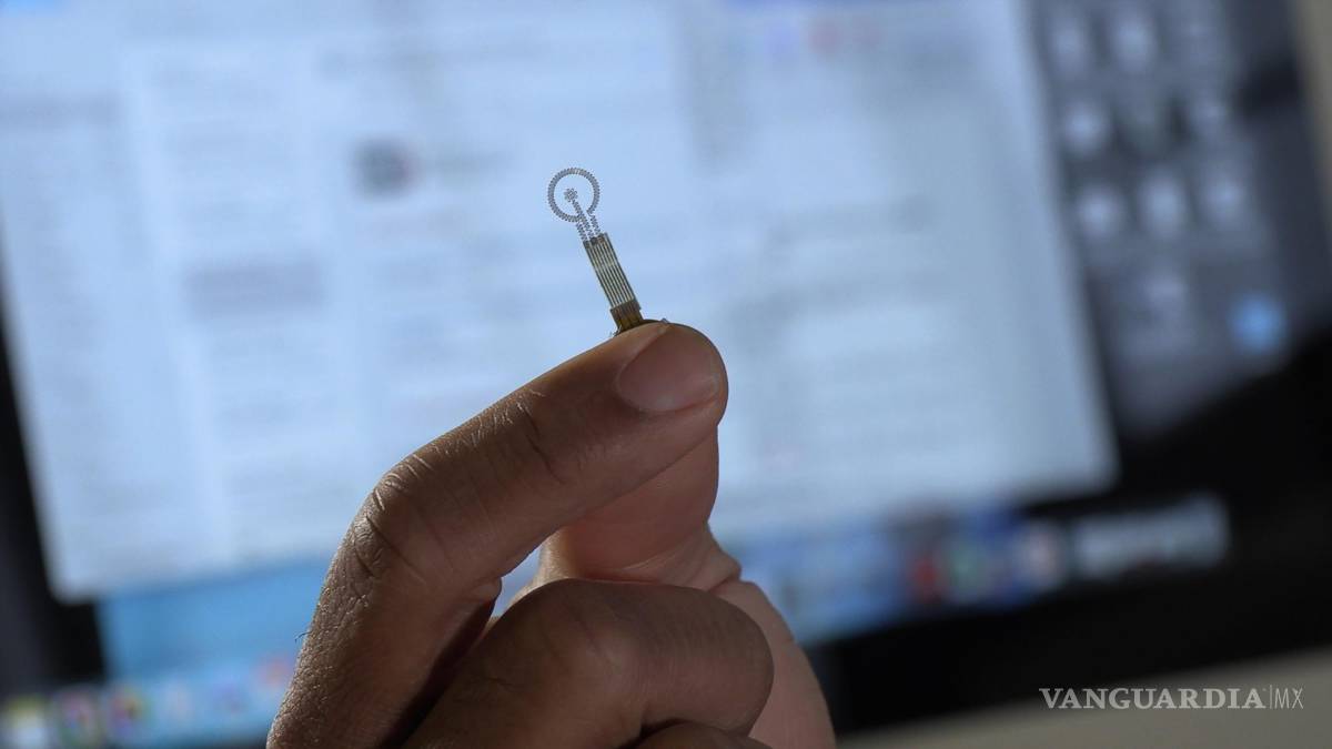 $!Vendaje electrónico BES sujetado entre dos dedos.