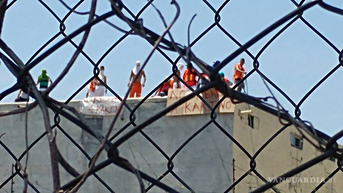$!Trasladan reos en Nuevo León; reportan incendio y detonaciones en penal de Topo Chico