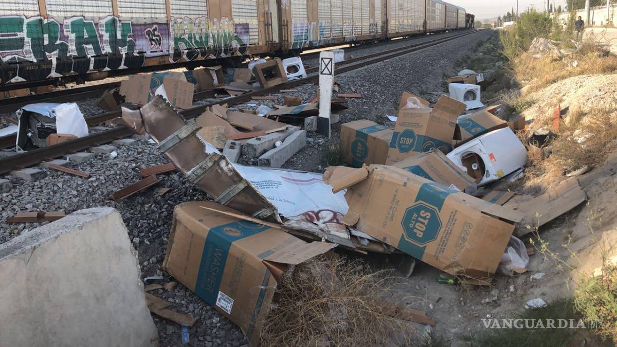 $!Embiste tren a tráiler con cargamento de lavadoras en Ramos Arizpe