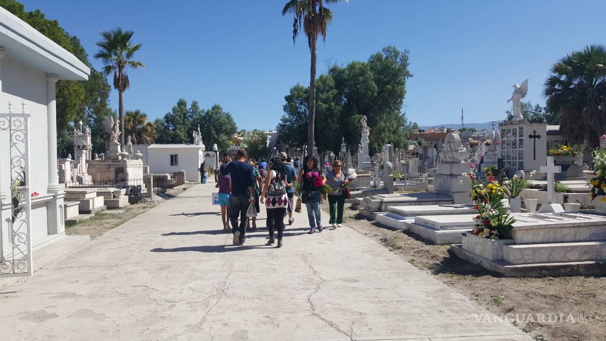 $!35 mil personas visitan panteón de Monclova por Día de Muertos
