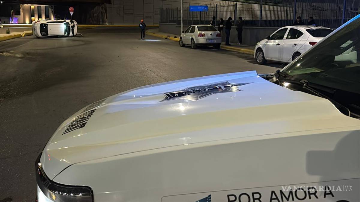 $!Elementos municipales acudieron al lugar para asegurar la zona tras el percance.