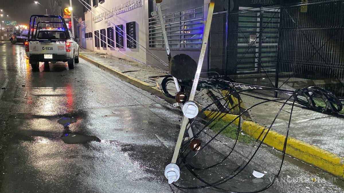 $!Elementos de Tránsito Municipal resguardaron la zona donde quedó la unidad y el poste derribado.
