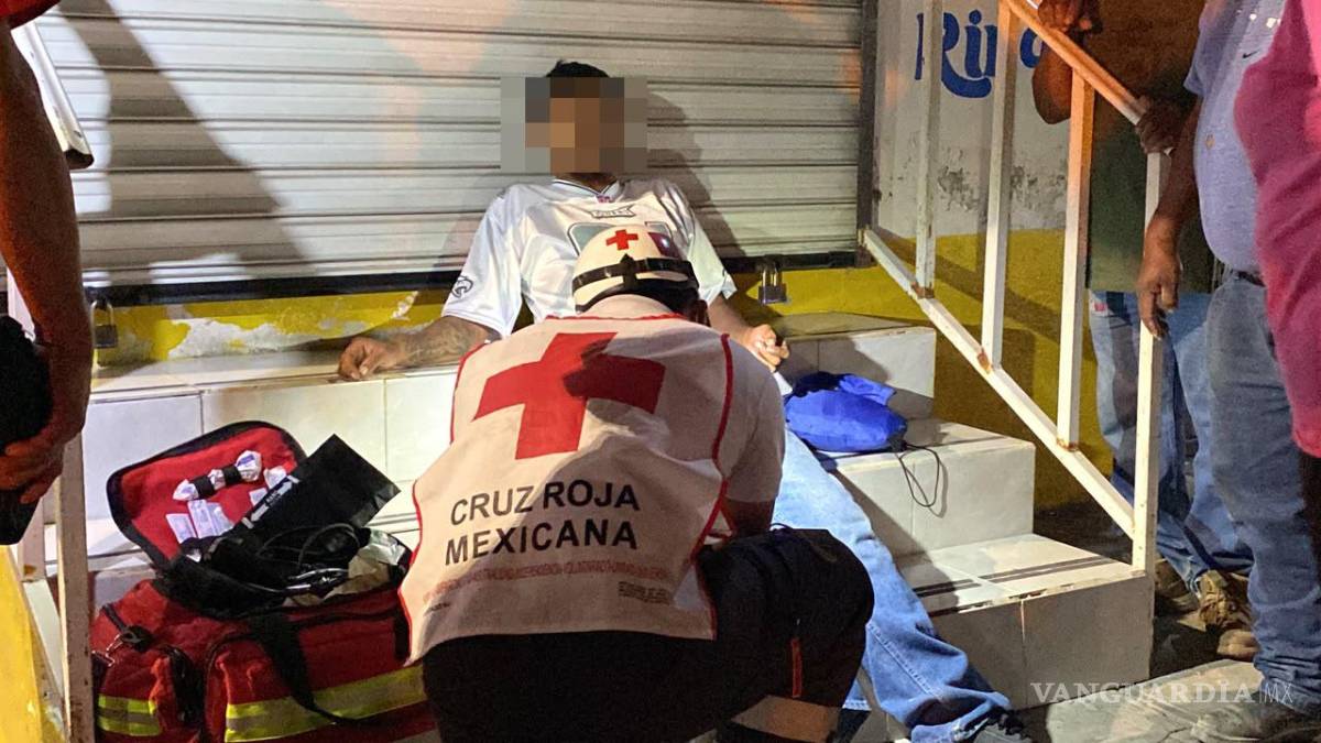 $!Paramédicos que pasaban por la zona se detuvieron para brindar atención a los involucrados; pese a lo aparatoso del accidente, ninguno de los ocupantes requirió ser trasladado a un hospital.