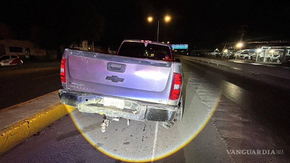 $!La camioneta Chevrolet Silverado quedó con severos daños tras impactarse contra la barra de contención.