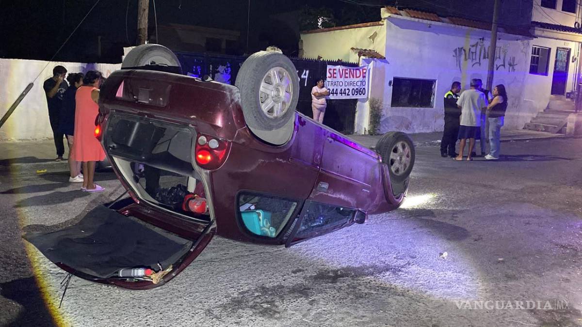 $!Un hombre con aliento alcohólico terminó protagonizando una aparatosa volcadura al sur de Saltillo la madrugada del domingo.
