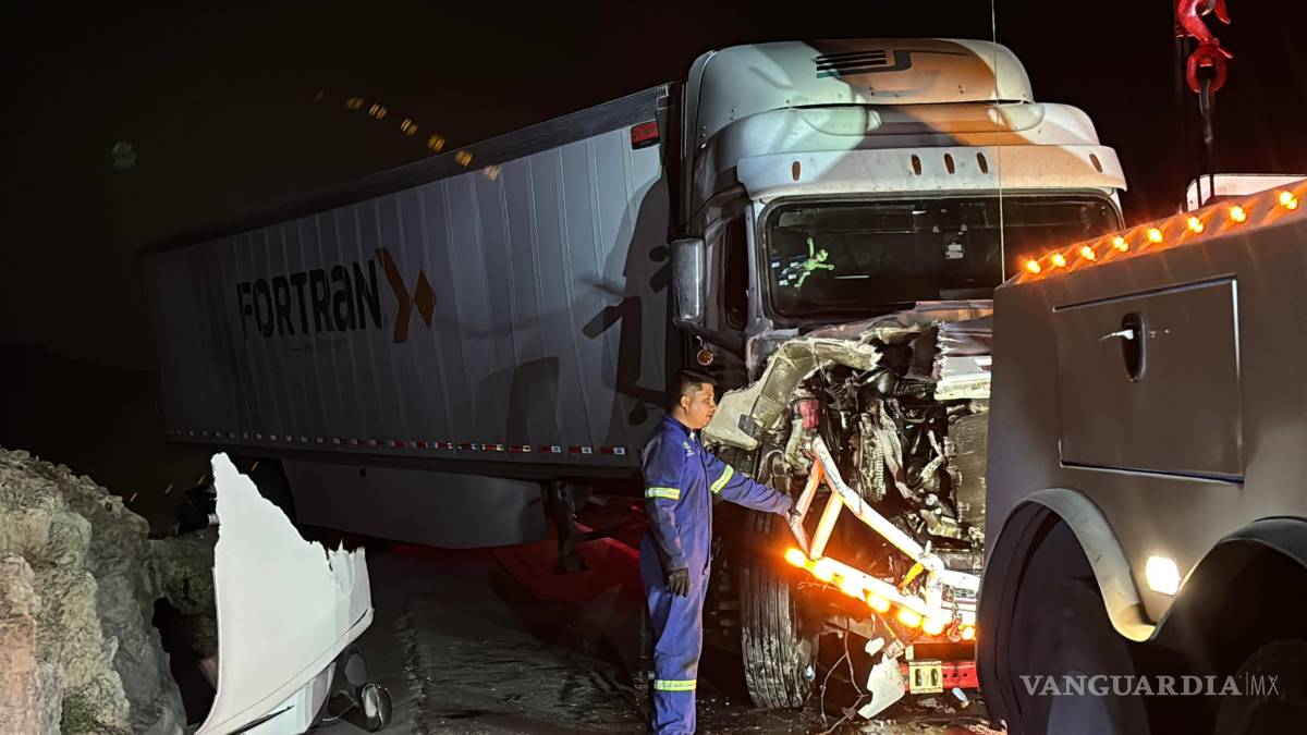 $!Elementos de la Guardia Nacional implementaron un cierre parcial de la circulación mientras se realizaban las maniobras para retirar los tráileres siniestrados.