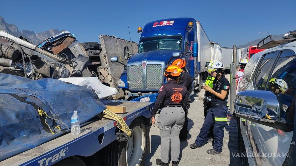 $!Personal de emergencia realizó labores en el sitio mientras permanecían detenidas varias unidades de carga.