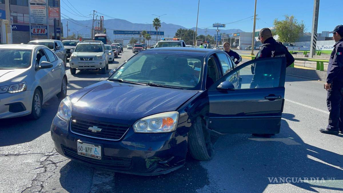 $!Los vehículos fueron removidos con el uso de una grúa a un corralón de la ciudad.