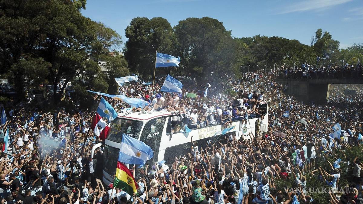 $!Los fanáticos del fútbol dan la bienvenida a casa a la selección argentina de fútbol después de que ganó el torneo de la Copa Mundial en Buenos Aires, Argentina.