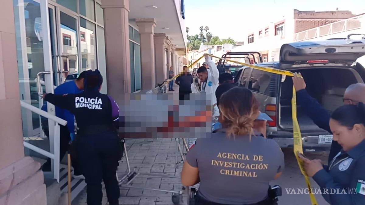 $!Una carroza funeraria trasladó el cuerpo de Rosa María a la funeraria local para realizar la necropsia correspondiente.