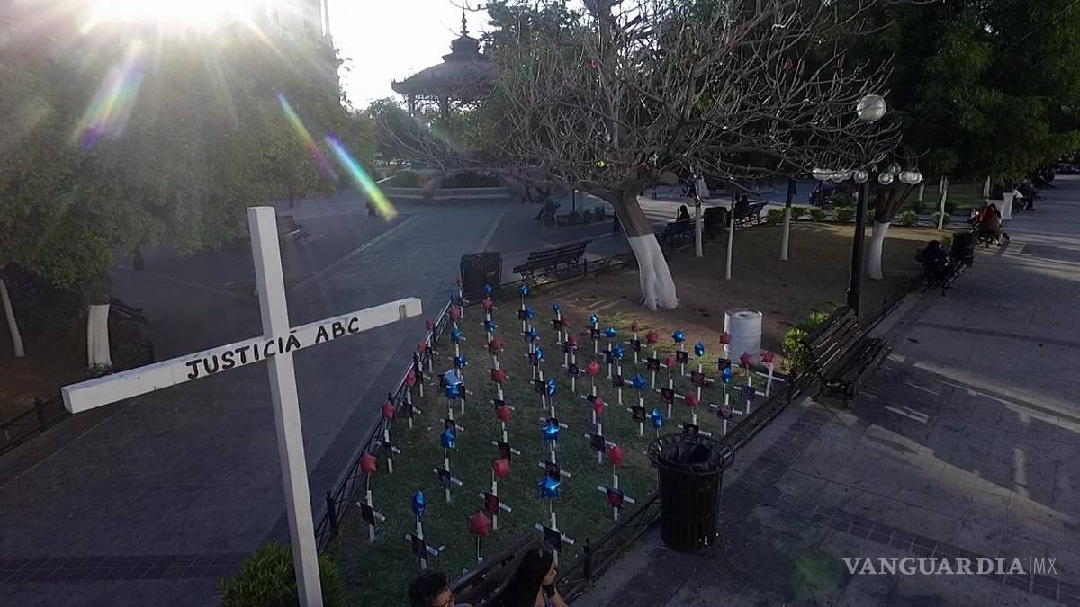 $!Fotografía del conjunto de cruces que recuerdan a los niños fallecidos en el incendio en 2009 de la Guardería ABC en un parque de Hermosillo, Sonora.