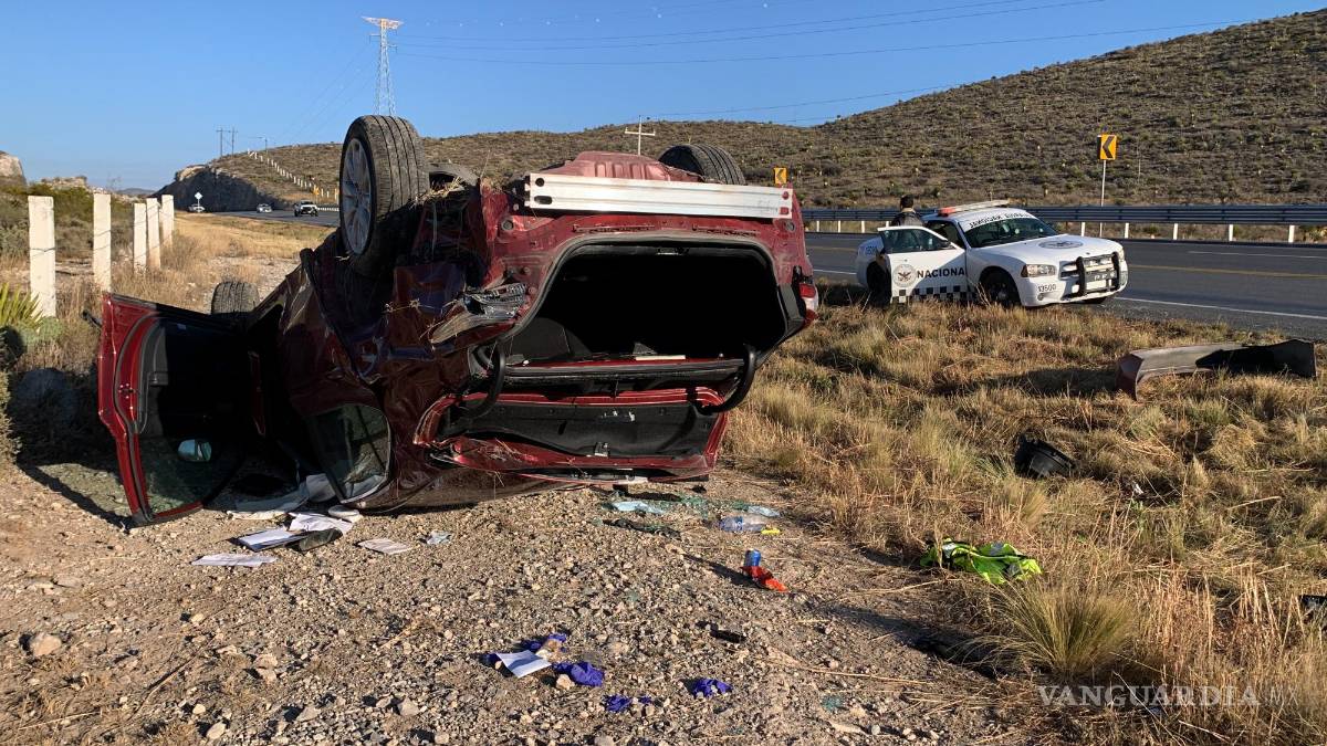 Vuelca su vehículo y lo deja abandonado sobre carretera Zacatecas