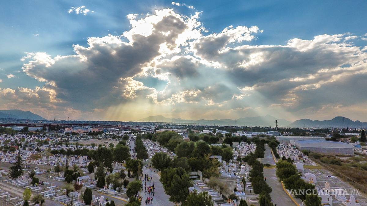 $!Llenan de vida los panteones en Saltillo (Fotos)