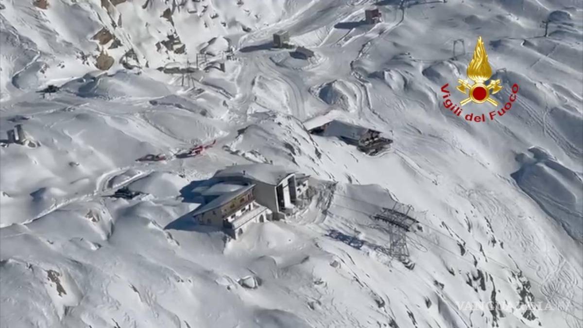 $!Un centenar de personas han quedado atrapadas este martes en lo alto del Monte Moro, a dos mil 800 metros de altitud en los Alpes italianos, debido a un incidente en el teleférico que conecta la localidad de Macugnaga con la pista de esquí.