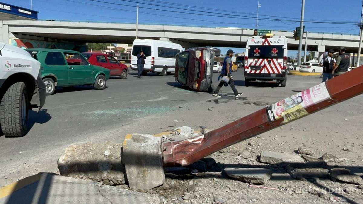 Se desmaya, choca y vuelca en bulevar de Saltillo