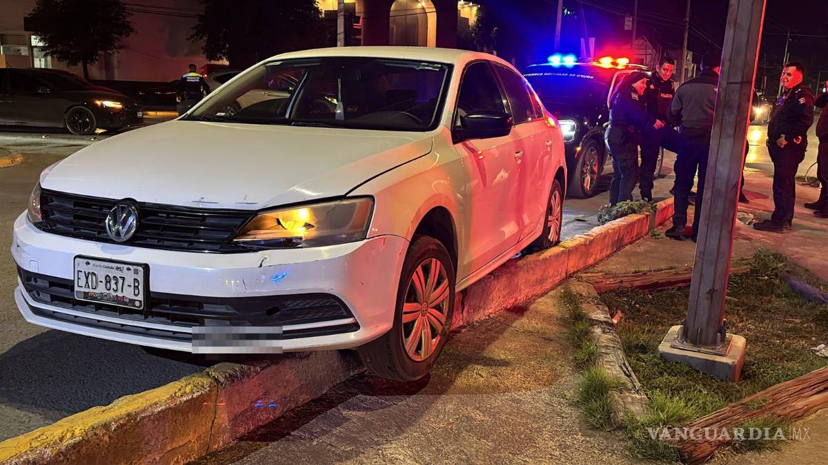$!Agentes de Tránsito Municipal aseguraron el vehículo, que presentaba un golpe en el faro izquierdo, coincidiendo con el reporte del primer choque.