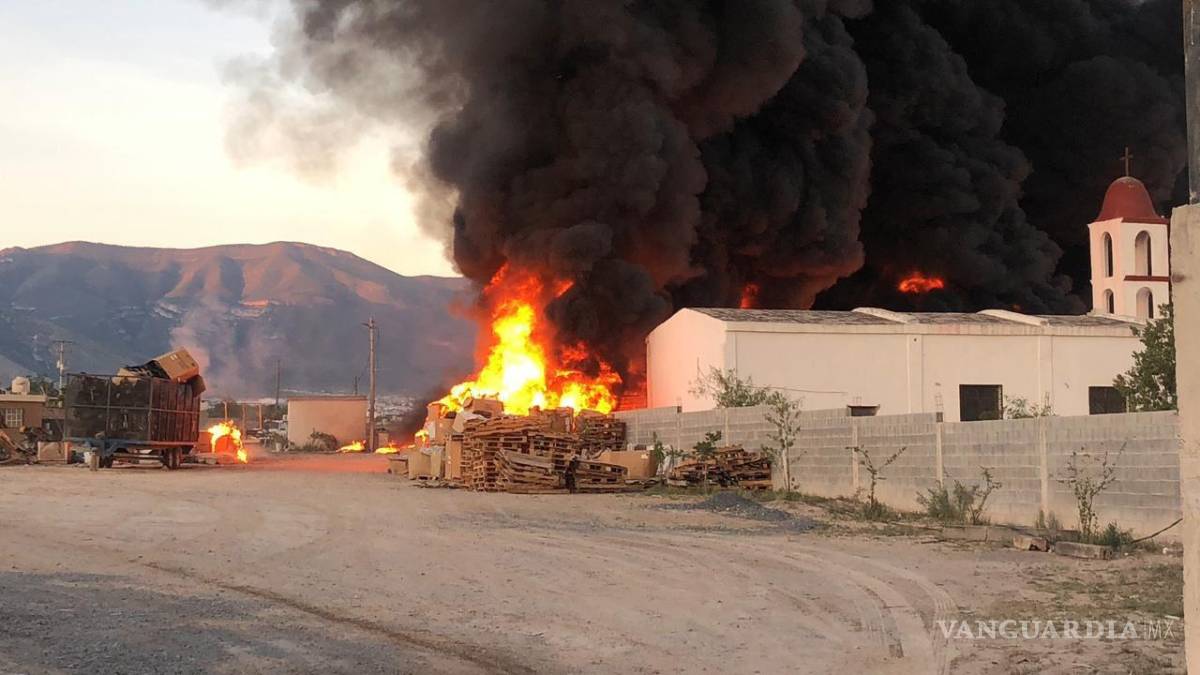 $!Una capilla que se encontraba al lado de la recicladora se salvó de las llamas.