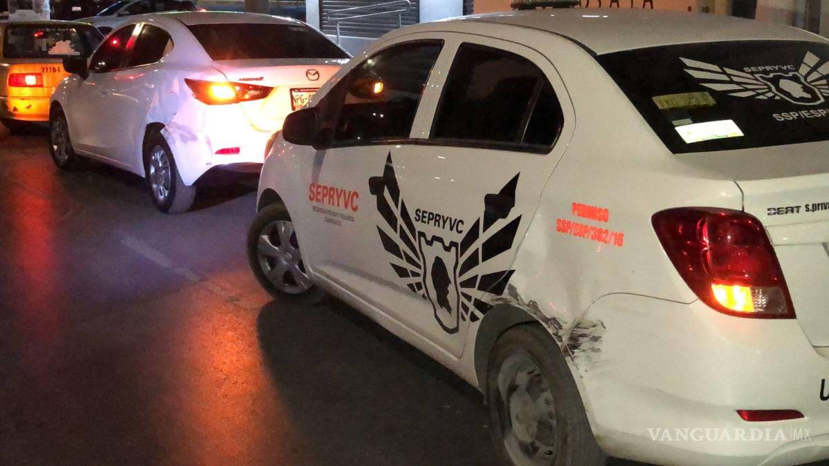 $!Los oficiales abanderaron la circulación, cerrando el carril de alta velocidad con sentido de sur a norte.