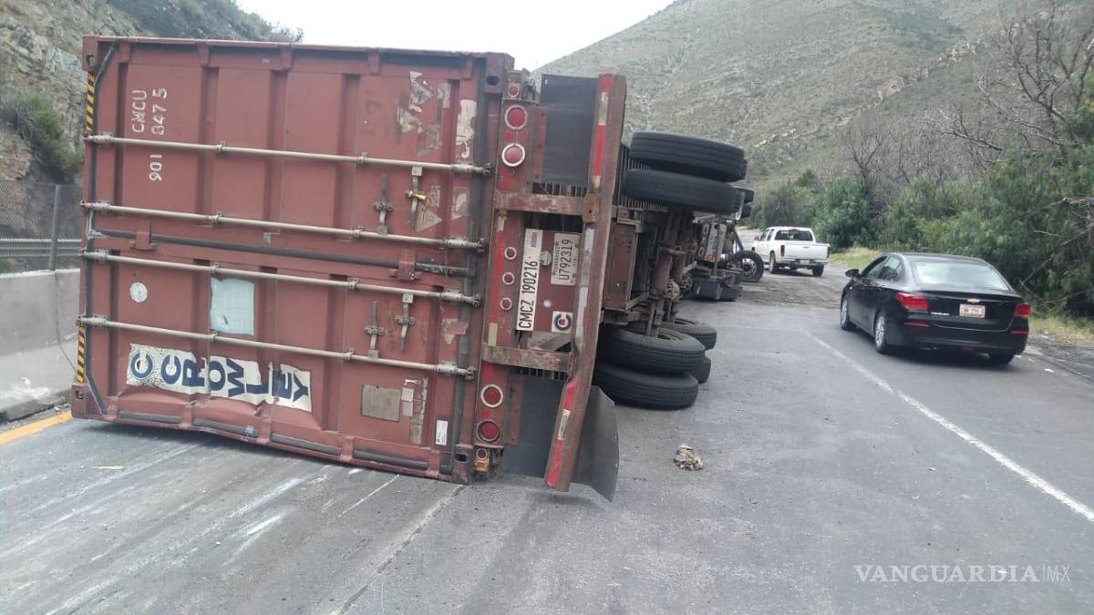 Bloqueo en la 57 por volcadura de tráiler