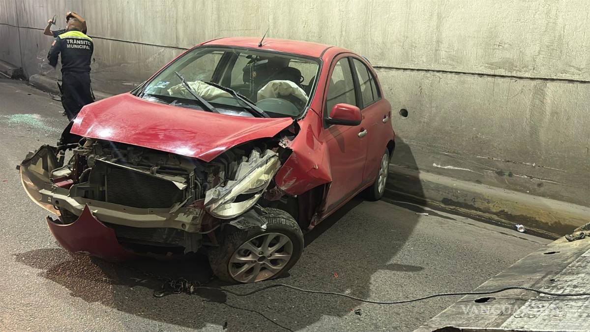 $!El conductor huyó del lugar, dejando la unidad abandonada en el paso deprimido.