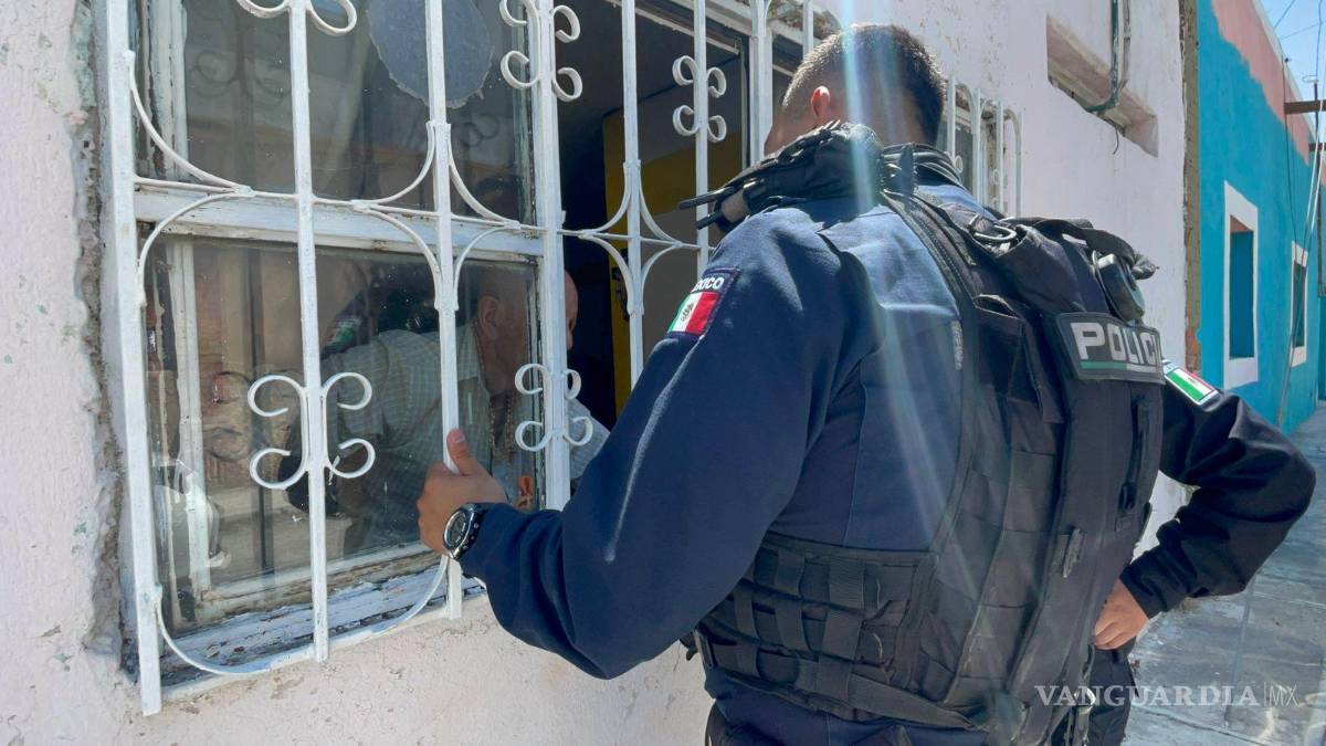 $!Al arribar al inmueble, los oficiales intentaron dialogar con el hombre de 92 años; sin embargo, este se negó a recibir apoyo, por lo que permanecieron en el lugar hasta lograr el contacto con sus familiares.