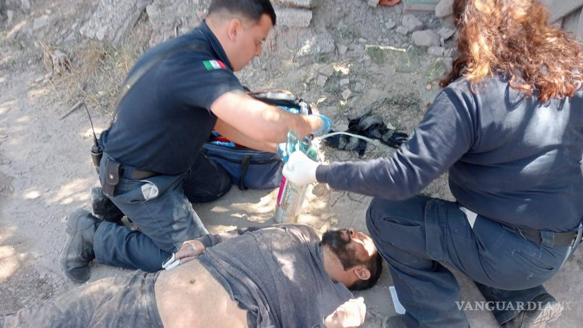 Rescatan bomberos a dos personas del fondo de una noria, en Saltillo