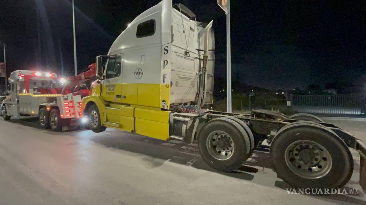 $!Grúa especializada retiró los restos del tráiler de las vías del tren y la carretera.