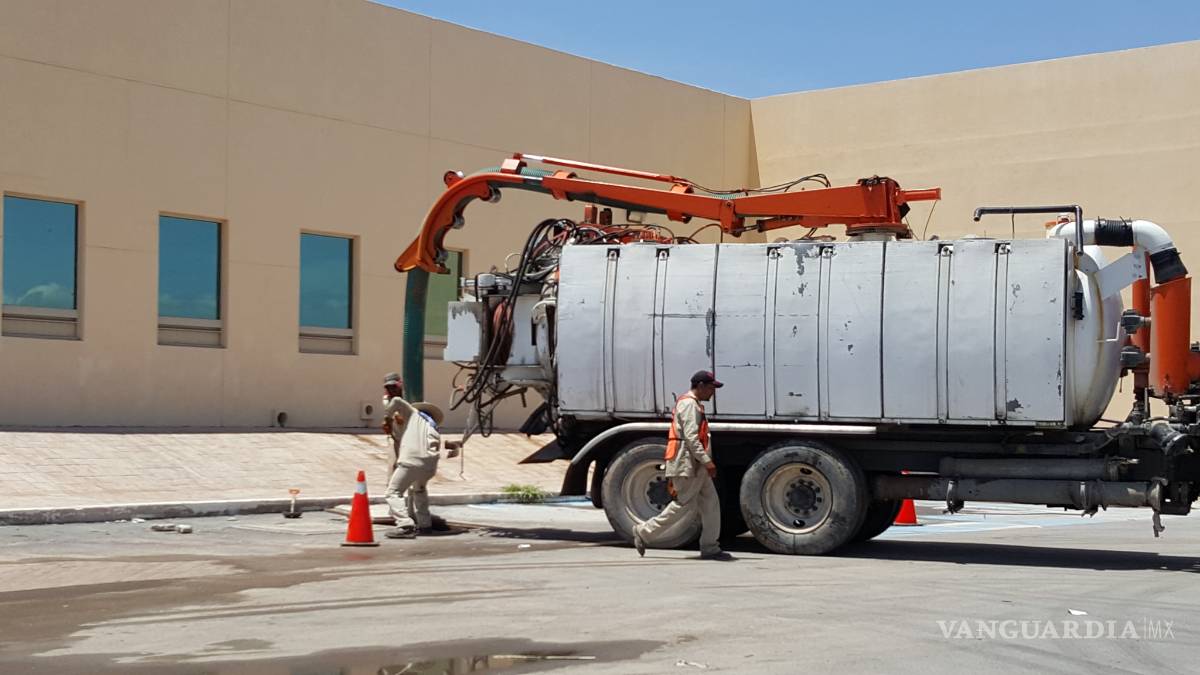 $!Brotaron aguas negras en los baños del nuevo Hospital General de Torreón