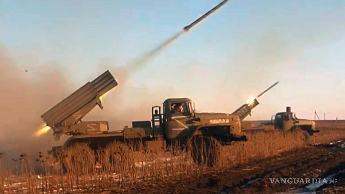 $!Lanzacohetes múltiples autopropulsados “Grad” rusos disparan hacia posiciones ucranianas cerca de Kostiantynivka, en la región de Donetsk, Ucrania.