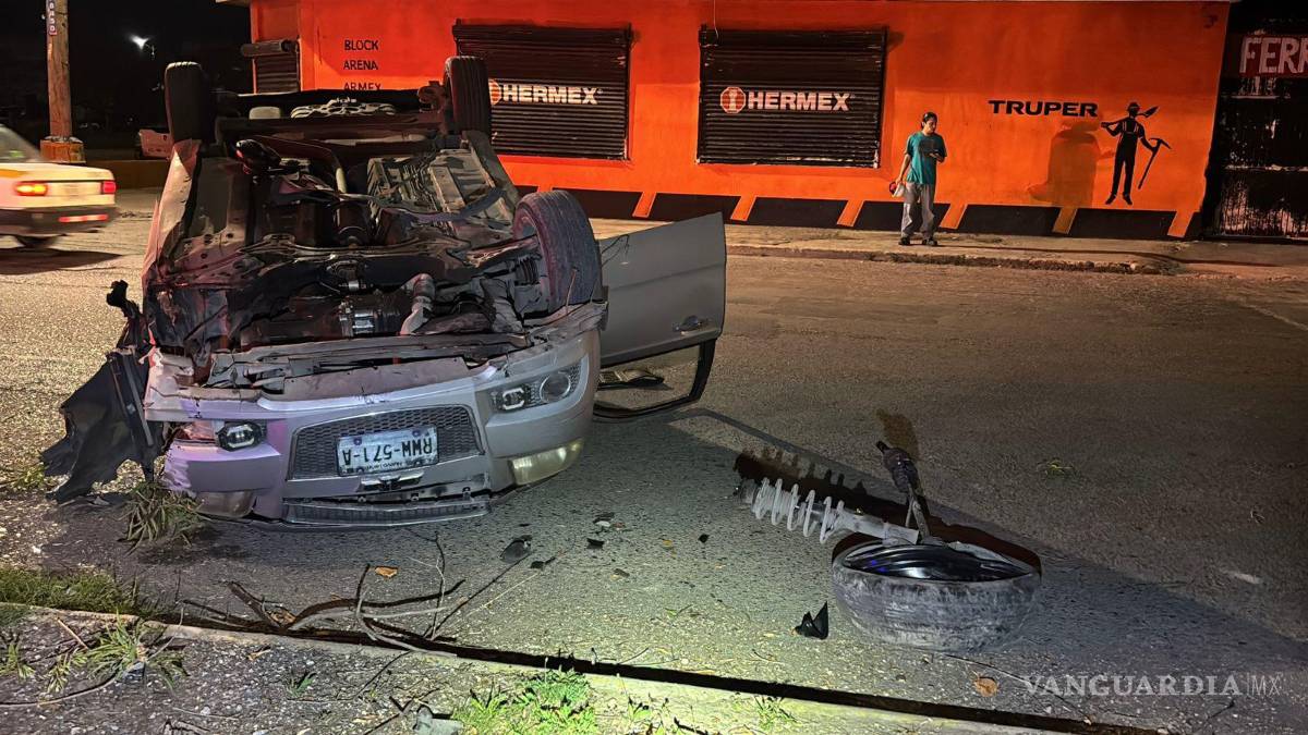 $!El conductor habría sido vencido por el sueño mientras manejaba, lo que provocó el accidente en la colonia 26 de Marzo.