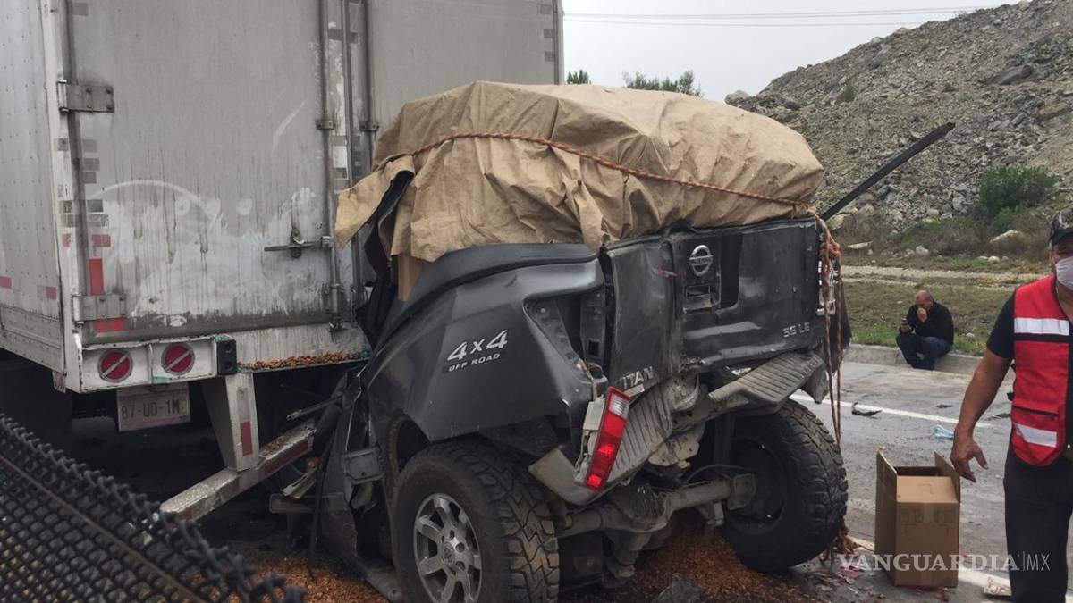 $!Carambola con más de 30 autos bloquea autopista Saltillo a Monterrey; hay dos muertos
