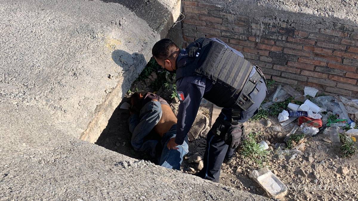 Se queda dormido en arroyo de Saltillo; recibe atención médica y se va