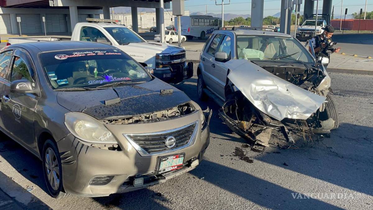$!Tras el impacto, la camioneta de Norma dio un giro y su motor se desprendió del auto y éste se dirigió hacia un Nissan Versa con placas de circulación B 262 CXA, habilitado como taxi.