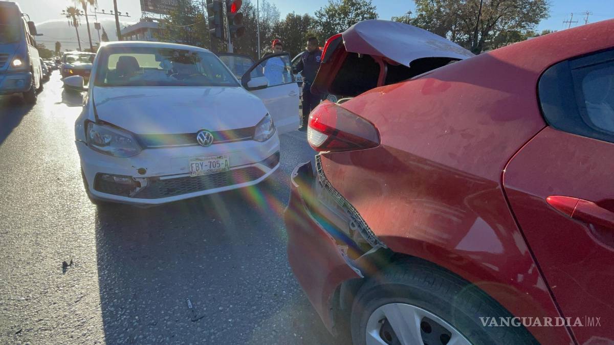 Saltillo: carambola de tres autos detiene el tráfico en hora pico