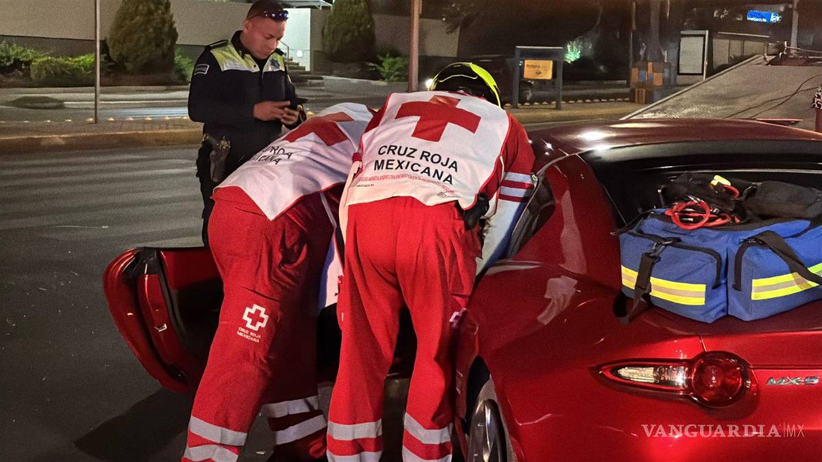 $!Paramédicos de Cruz Roja atendieron a la conductora, quien refería fuerte dolor.