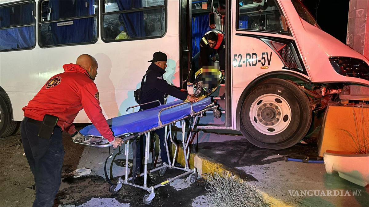 $!Personal de Protección Civil trasladó a los pasajeros lesionados a una clínica privada para su atención médica.