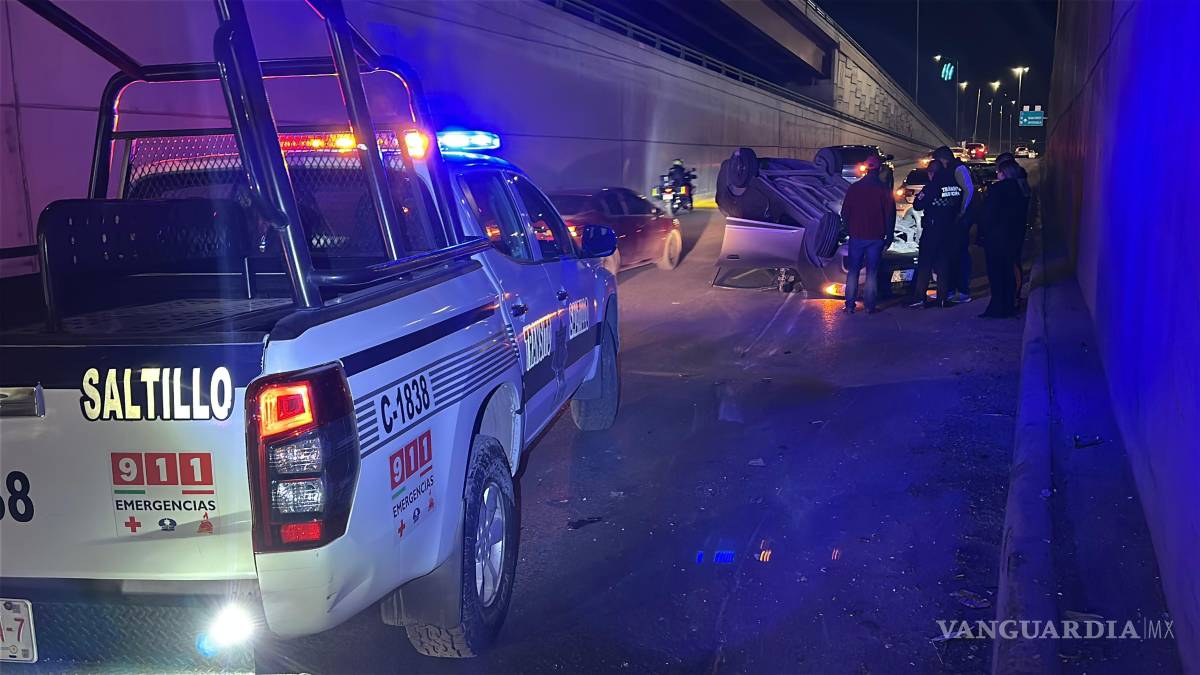 $!Elementos de Tránsito Municipal realizaron maniobras para retirar el automóvil y liberar la circulación.