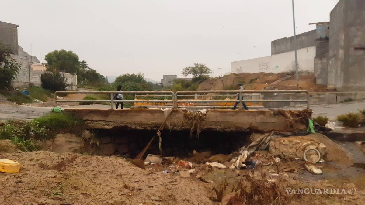 $!El agua no tiene salida, así que se encharca e invade el pavimento.