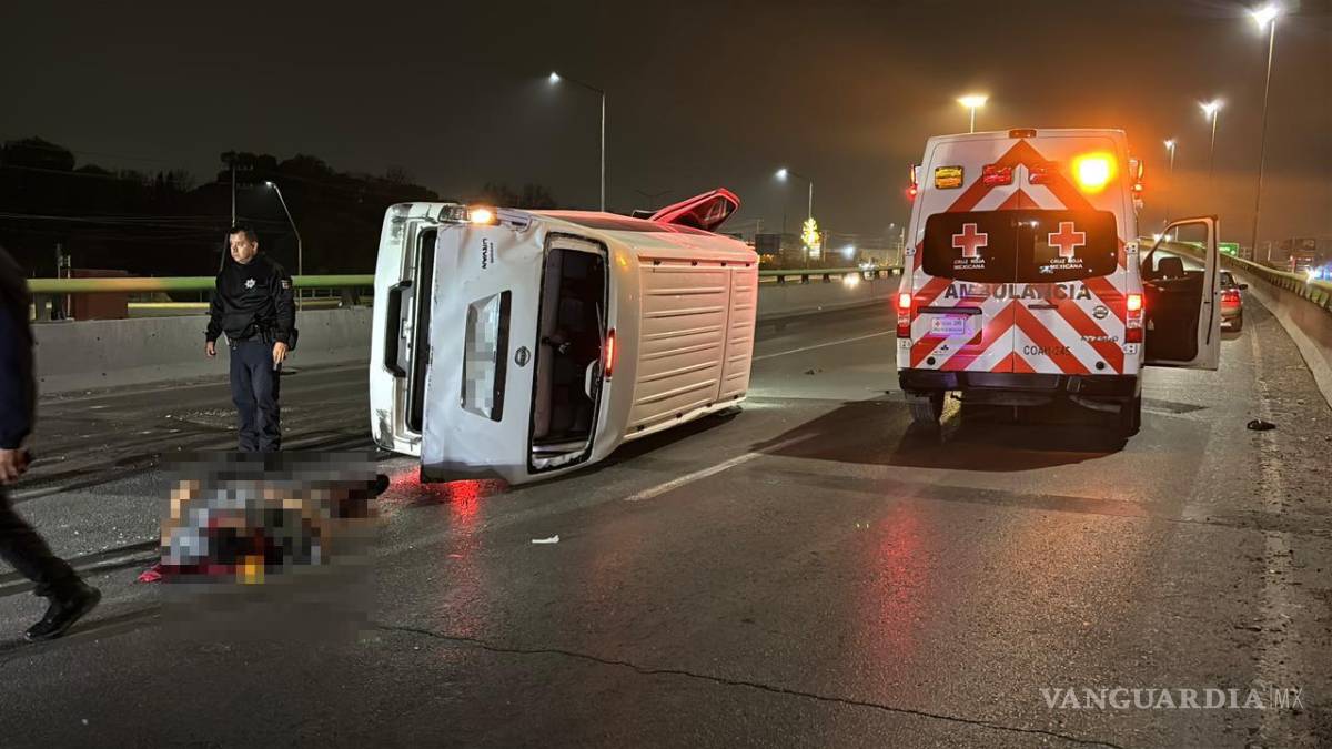 $!Elementos policiacos auxiliaron al conductor lesionado luego de la volcadura.