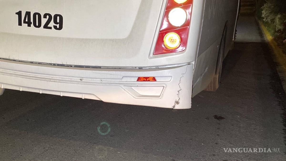 En Saltillo, queda prensado tras chocar contra transporte de personal