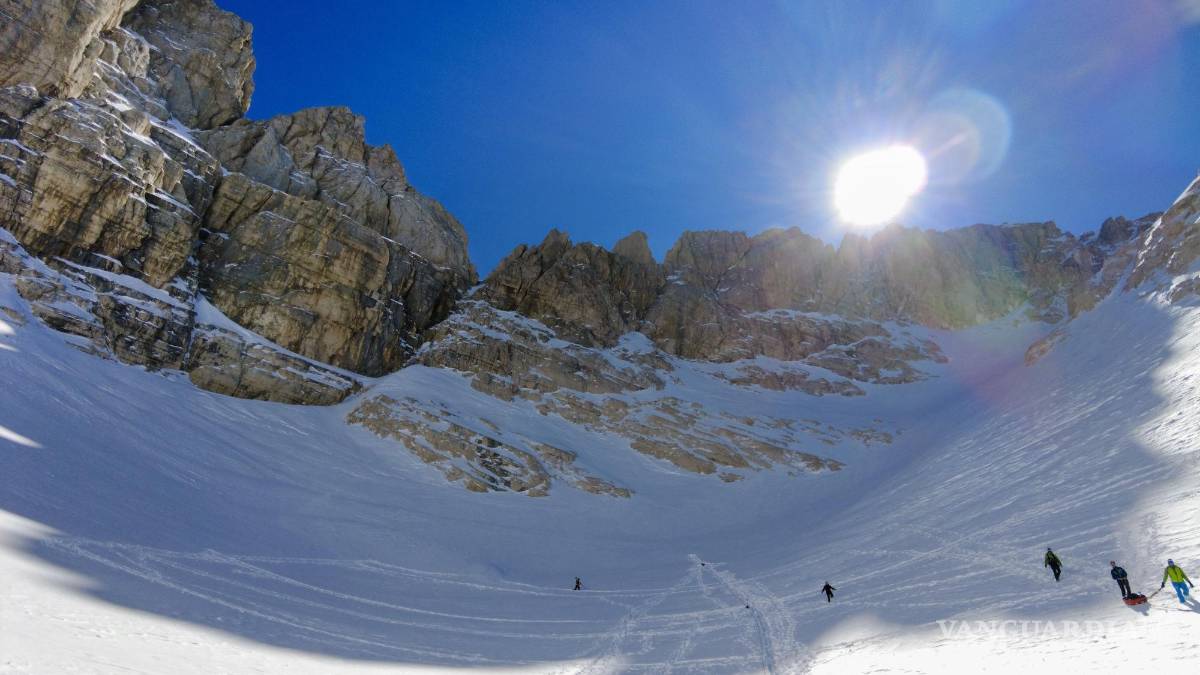 $!Los científicos caminan por las laderas del monte Gran Sasso d’Italia, en el centro de Italia. AP/ Riccardo Selvatico / CNR and Ca Foscari University