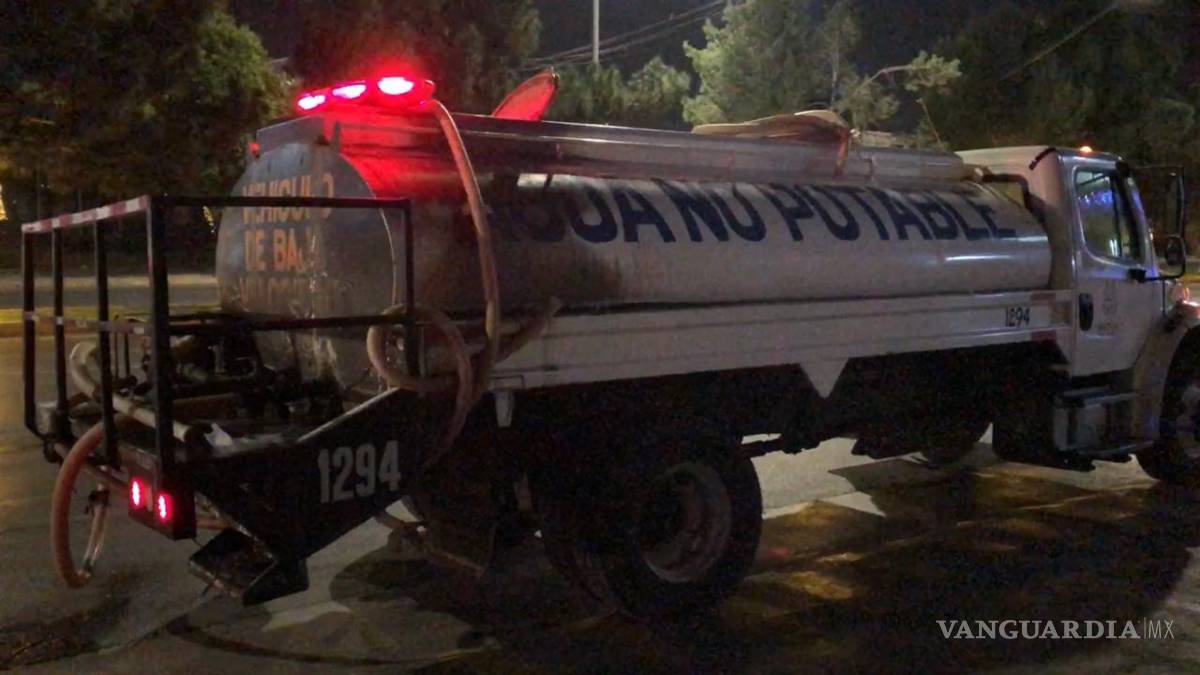 $!Mujer en estado de ebriedad destroza su vehículo al impactar contra pipa