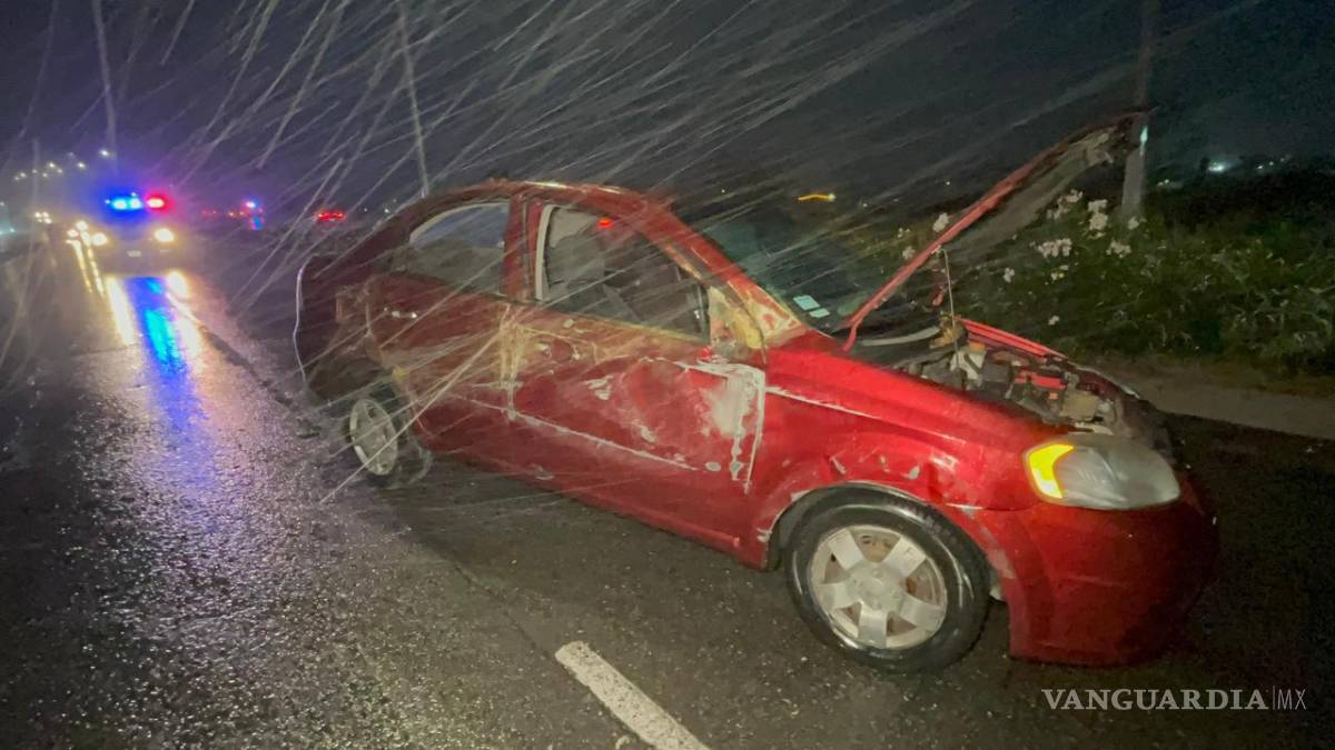 $!Elementos de Tránsito Municipal acudieron para abanderar la zona y coordinar el retiro de los vehículos, luego de que la circulación se viera parcialmente afectada.